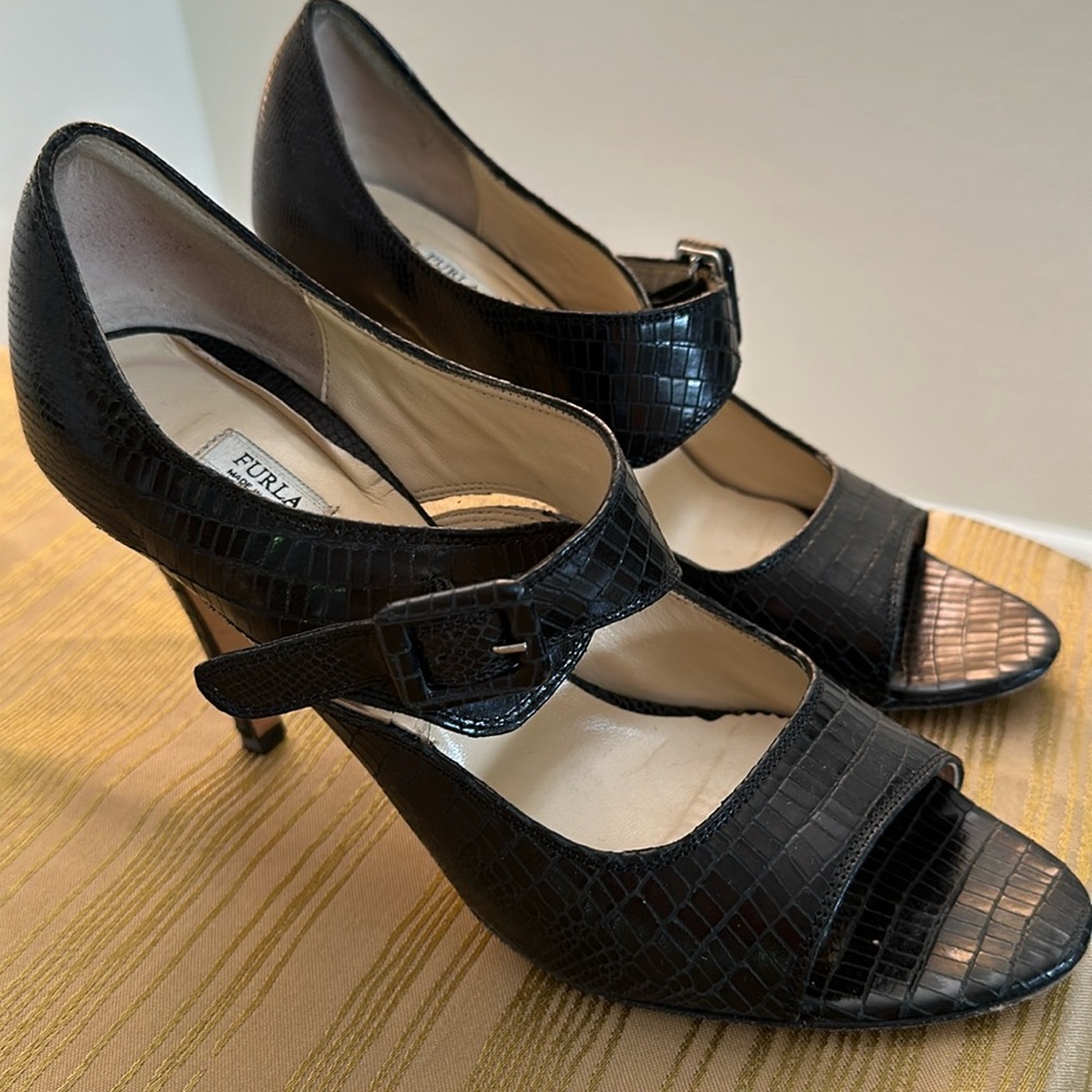 Furla black leather shoes, made in Italy.